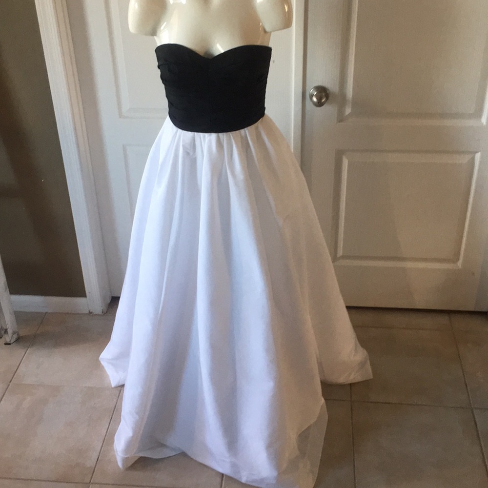 Vera Wang Strapless Taffeta Gown